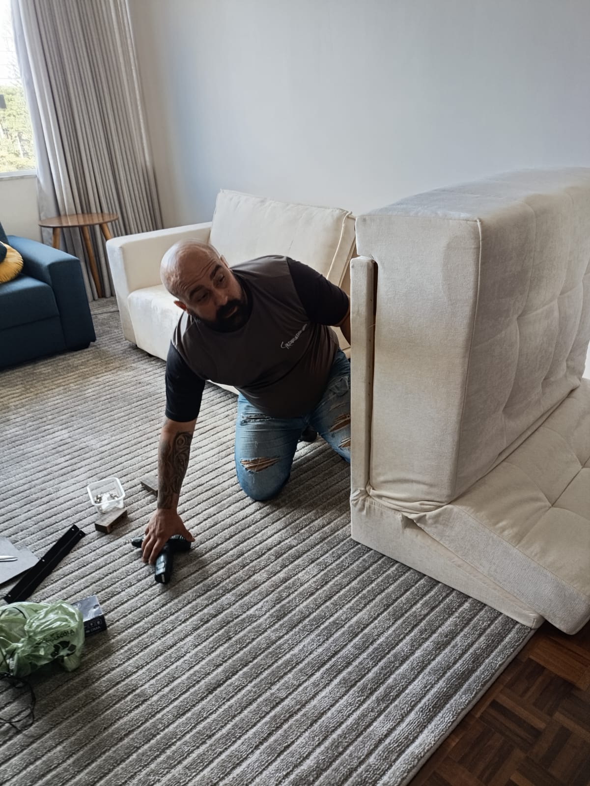 Profissional da Cerrado realizando reforma e restauração artesanal de sofá