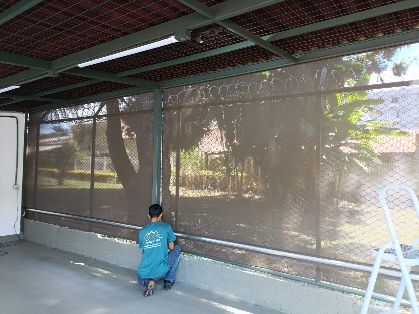 Toldo cortina com tela solar screen instalado em varanda pela Cerrado