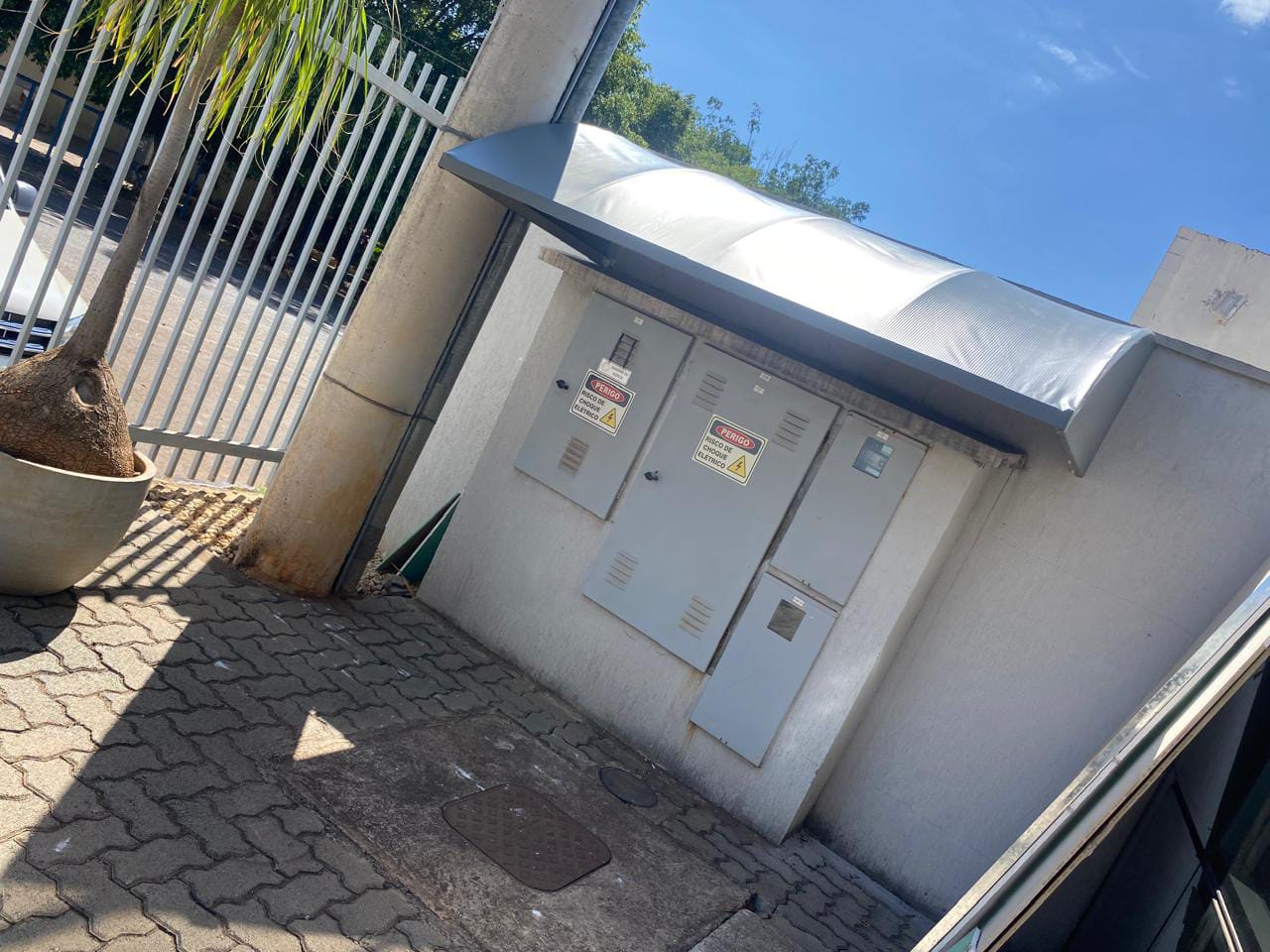 Toldo fixo com estrutura em alumínio e cobertura com lona PVC instalado pela Cerrado