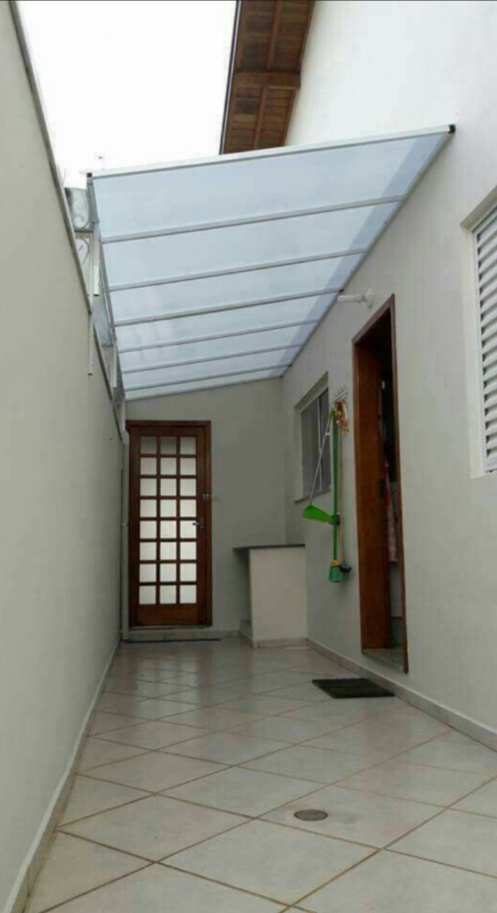 Toldo fixo com estrutura em ferro e cobertura em policarbonato alveolar em corredor