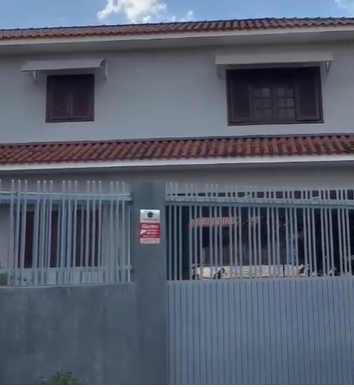 Toldo fixo com estrutura em ferro e cobertura com lona PVC instalado pela Cerrado