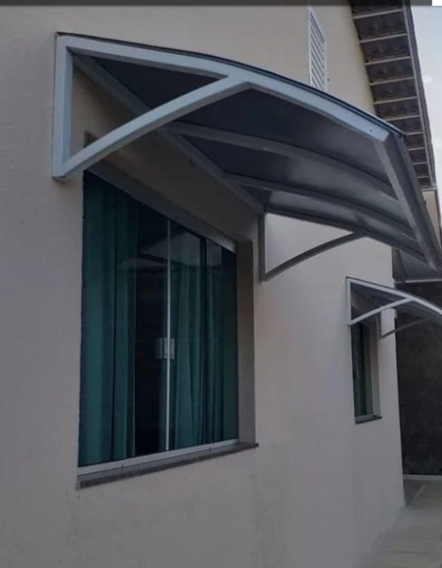 Toldo fixo metálico com cobertura em policarbonato alveolar