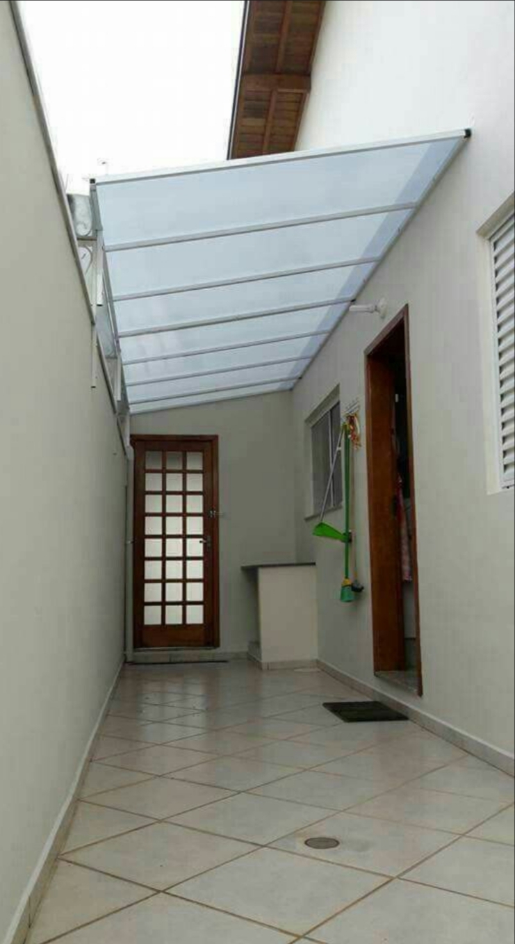 Toldo fixo em policarbonato compacto com aspecto de vidro